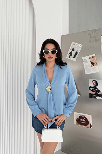 Serica Moda Μπλούζα σε μπλε βρεφικό χρώμα με λεπτομέρεια αγκράφας στο γιακά