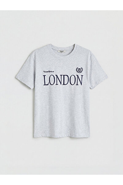 LC Waikiki Γκρι μπλουζάκι με λαιμόκοψη ποδηλάτου και κέντημα London για γυναίκες