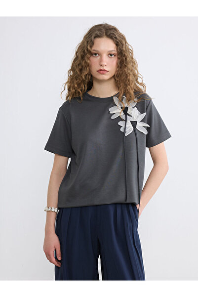 LC Waikiki RMZ GİYİM FARKIYA بلوزة بياقة روبا مزينة بالزهور