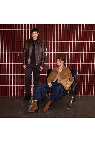 Desa سترة نسائية من الجلد السويدي باللون البني مع ياقة وتفاصيل خياطة رياضية