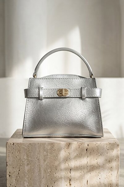 InStyle Ασημένια τσάντα με λεπτομέρεια κλειδαριάς και χιαστί λουράκι