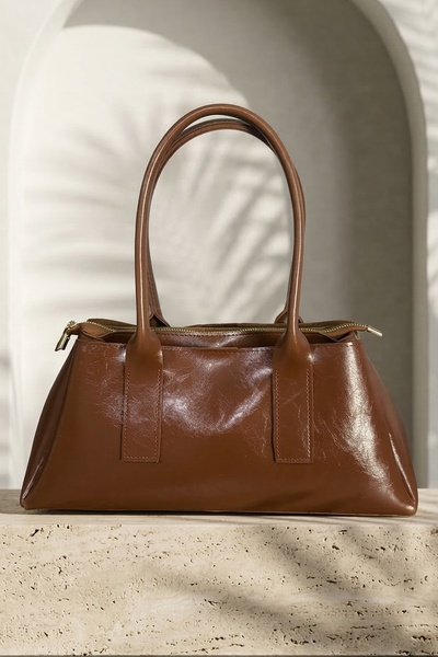 InStyle Блискуча сумка через плече кольору багета верблюжого кольору