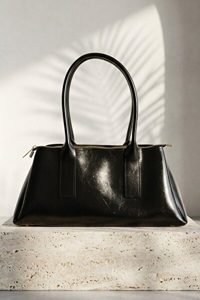 InStyle حقيبة كتف سوداء لامعة من باجيت