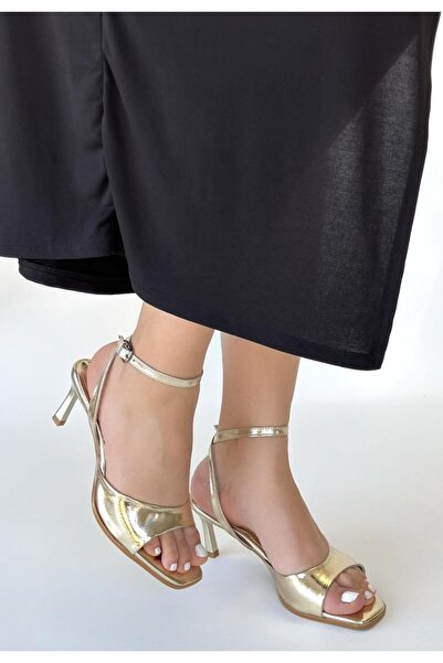 LOVELYSTORE Παπούτσια με τακούνι και λουράκι από λουστρίνι