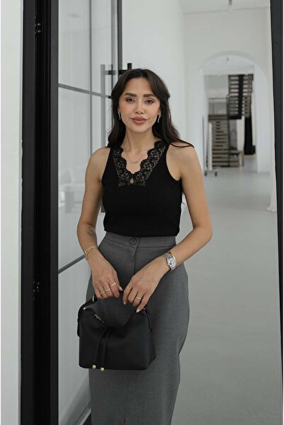 Havoş Чорний ребристий топ з V-подібним вирізом та мереживним коміром