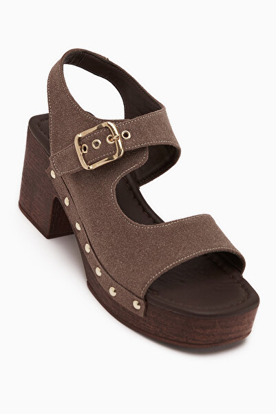 Limoya صندل نسائي بكعب عالٍ وحزام من الجلد السويدي باللون البني من كليو