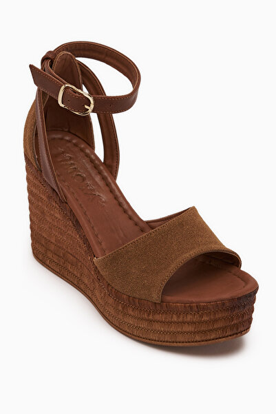 Limoya Γυναικεία σανδάλια Moni Taba Suede με σφήνα τακούνια και αγκράφα στον ...