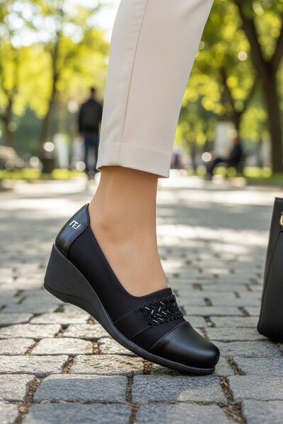 enoch حذاء باليه بنعل مبطن لتقويم العظام مع تفاصيل تطريز هندسية وتركيبة نسيجي...