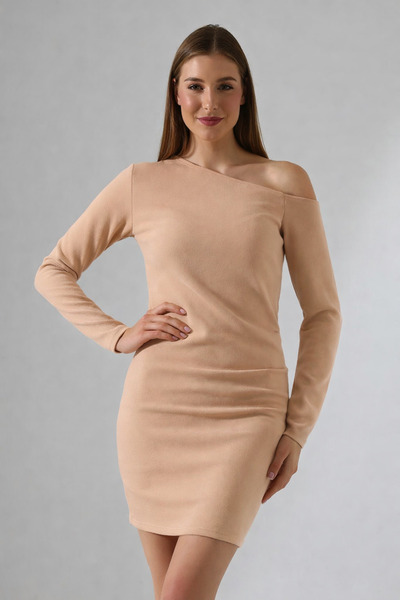 Deafox Rochie bej cu un singur umăr, cu detaliu deschis, din țesătură crep im...