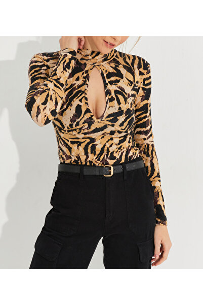 NEW JOURNAL بلوزة نسائية باللون الأسود والجملي مع نمط منقط من الأمام APP1236