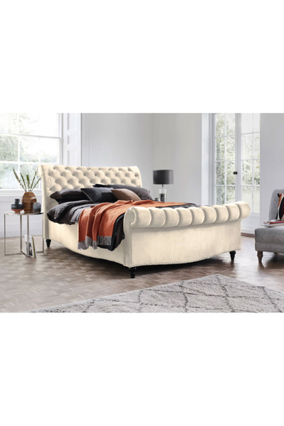 MarketMob Pat Misterio 180x200 cm tapițat cu catifea crem, cu somieră inclusă