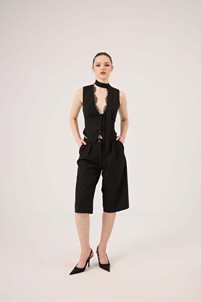 HOLLY LOLLY Панталони Нина Бермуди с висока талия и една плисе, черни