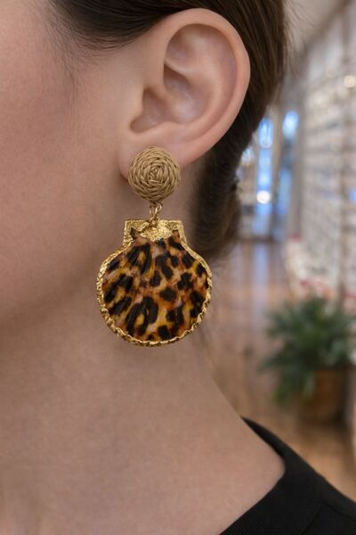 shop Gold Çelik Leopar Desenli Deniz Kabuğu Sallantılı Kadın Küpe | Bohem Şık...