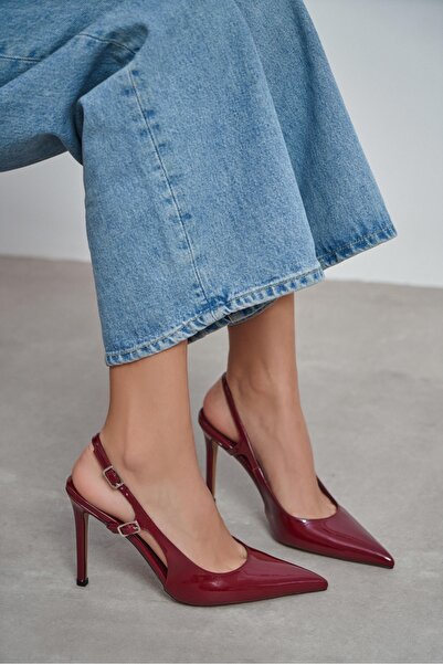 NİŞANTAŞI SHOES حذاء نسائي بكعب عالٍ من الجلد اللامع باللون العنابي من لادوني...