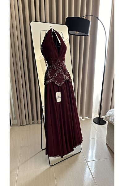 Nareen Fashion Luxurious Deep Burgundy Evening Gown Exudes Elegance and Allure