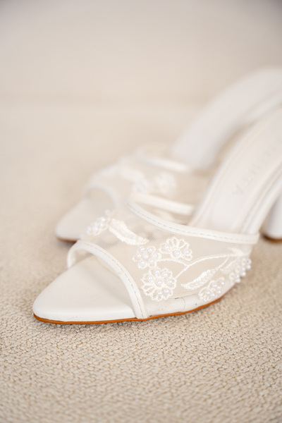 LAMİNTA Beli ženski papuče na petu sa detaljima kritičnog obrada