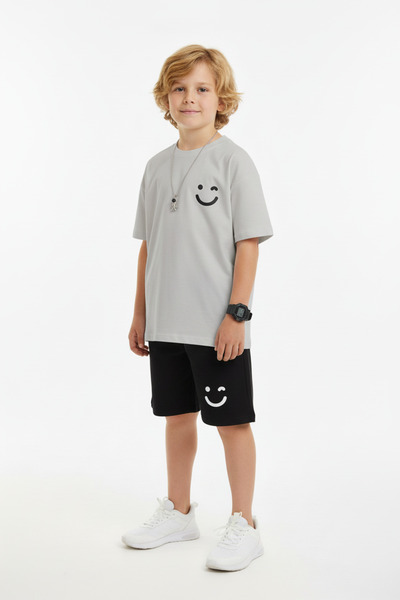 YA KO KİDS Літній комплект капрі для хлопчика з дрібним принтом емодзі