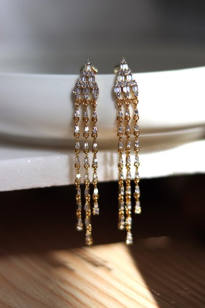 LUUL ATELIER XUPING Üçgen Zirkon Taşlı Sallantılı 14K Gold Çivi Çelik Küpe