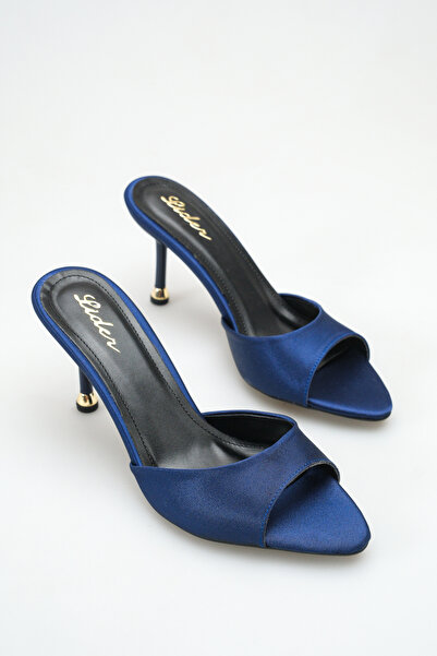 LDR شبشب نسائي من الساتان باللون الأزرق الداكن مع تفاصيل ذهبية وكعب رفيع ومقد...