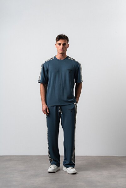 Respire طقم بنطلون وتي شيرت للرجال بتفاصيل مخططة وقصة عادية باللون البترولي