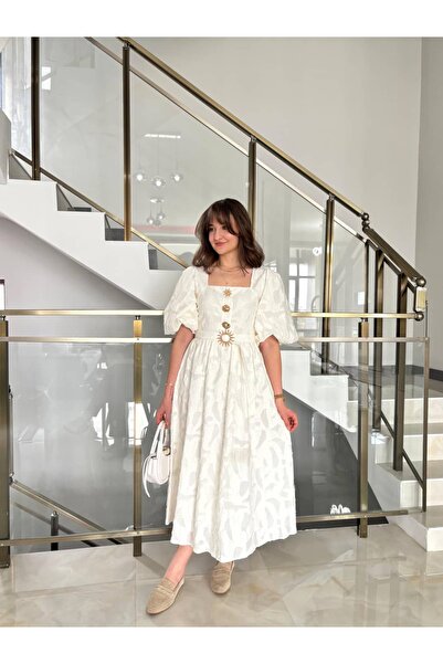 Sude Kızanlıklı Бродирана рокля с квадратна яка и златни аксесоари