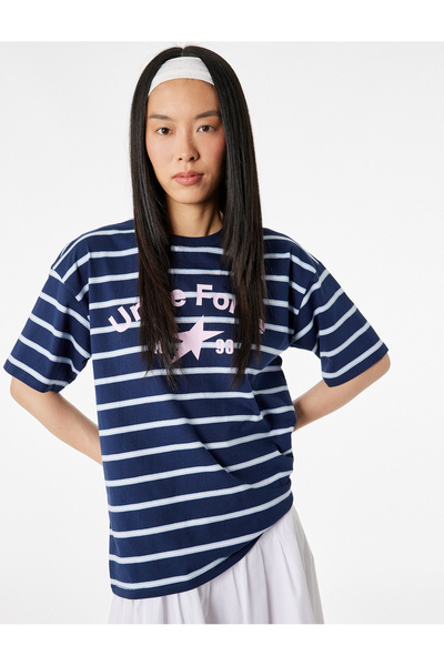 Koton Άνετο βαμβακερό μπλουζάκι με κοντό μανίκι και ριγέ λαιμόκοψη