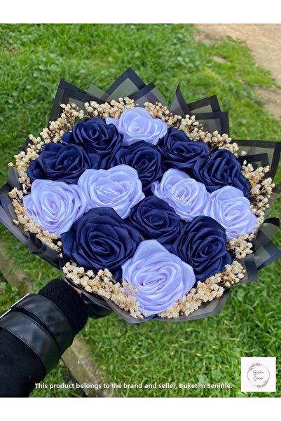 Buketim Seninle Μπουκέτο με 14 σατέν τριαντάφυλλα σε μπλε και λευκό χρώμα που...