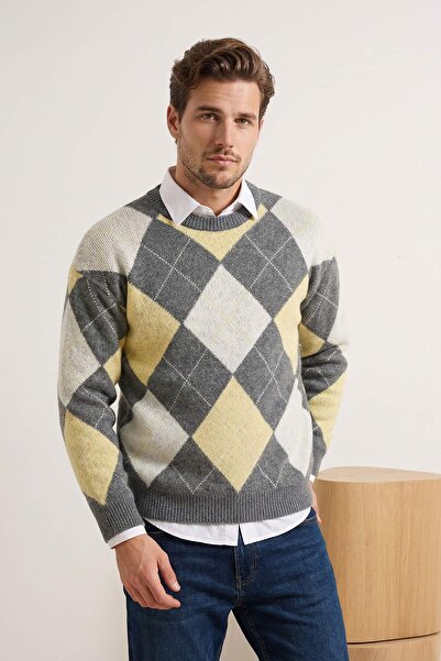 Kolekce Trendyol Šedý svetr s klasickým výstřihem a kostkovaným vzorem TMNAW2...