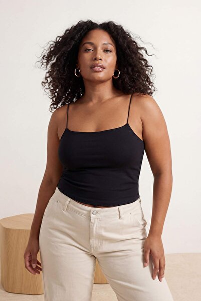 Trendyol Curve Schwarzes Basic-Strick-Unterhemd mit dünnen Trägern in Übergrö...