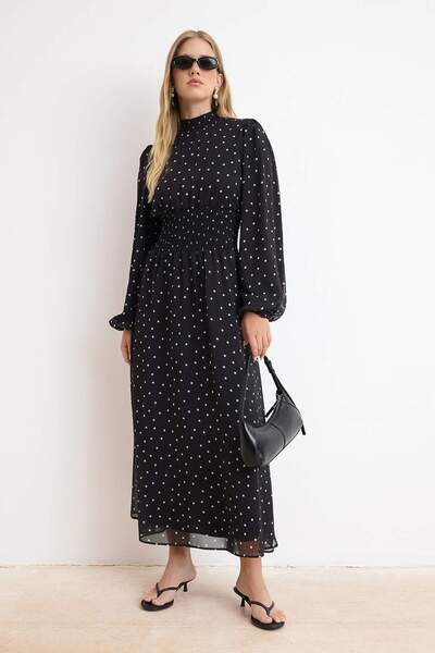 Trendyol Modest فستان حجاب من الشيفون المنسوج بنقاط وتفصيلات سوداء TCTSS26EB0...