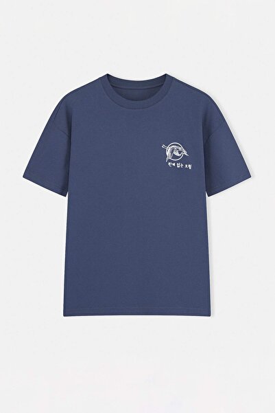 Trendyol Kollektion Indigo Oversize/T-Shirt mit weitem Schnitt und Far East-P...