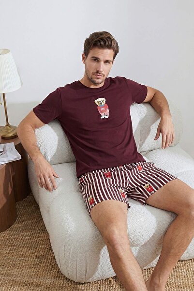Συλλογή Trendyol Σετ πιτζάμες με πλεκτό σορτς σε χρώμα μπορντό με αρκουδάκι μ...