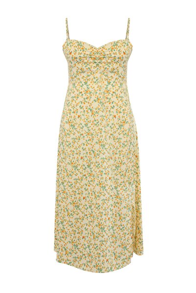 Trendyol Curve Gelbes geblümtes Midi-Kleid in Übergröße TBBSS26AH00048