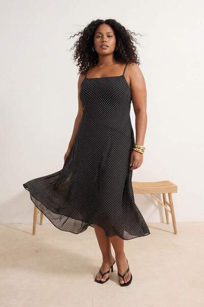 Trendyol Curve Schwarzes, gepunktetes, langes Kleid mit Dekolleté-Ausschnitt ...