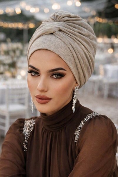 Aişe tesettür غطاء محرك السيارة من فرو المنك باللون البيج