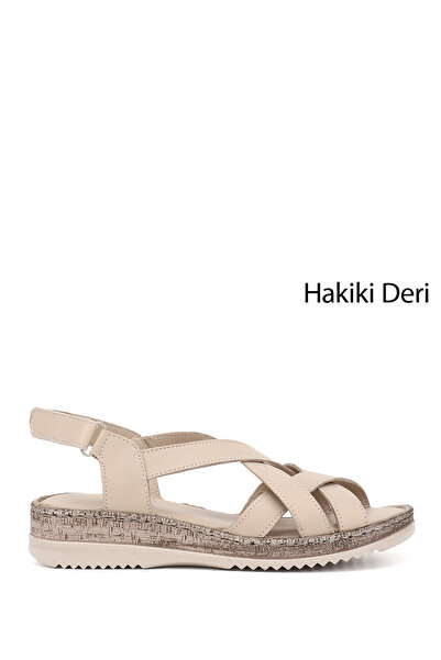 GÖNDERİ(R) صندل نسائي من الجلد الطبيعي بكعب عريض وشريط فيلكرو عتيق باللون البيج