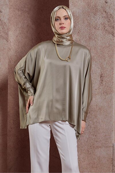 Alvina بلوزة من الساتان بأكمام الخفاش 44410