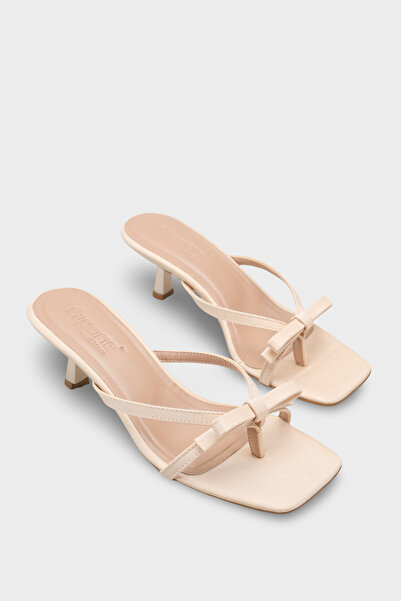 Capone Outfitters Γυναικείες παντόφλες Rebekah Saten με μεσαίο τακούνι και αμ...