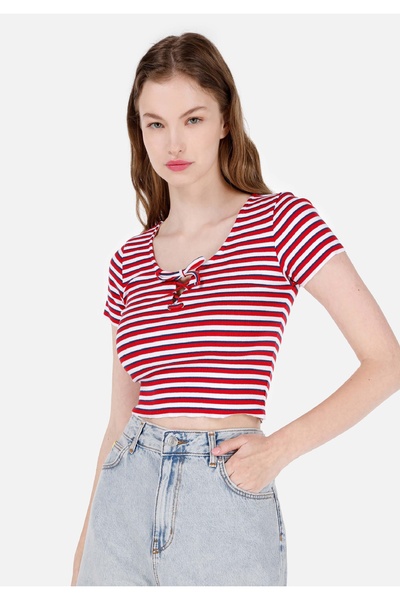 Colin's تي شيرت نسائي ذو قصة ضيقة وياقة دائرية عميقة وأكمام قصيرة باللون الأحمر