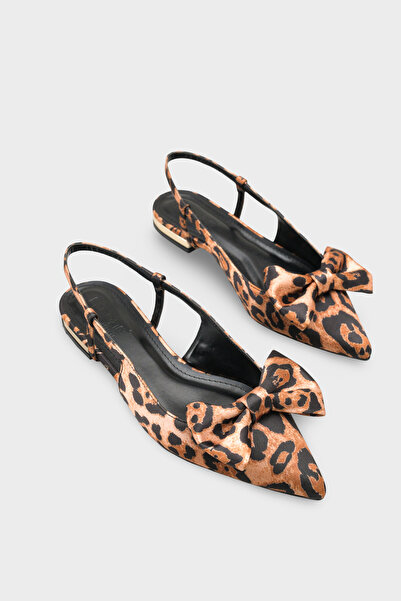 Capone Outfitters حذاء باليرينا نسائي مفتوح من الخلف من الساتان بمقدمة مدببة ...