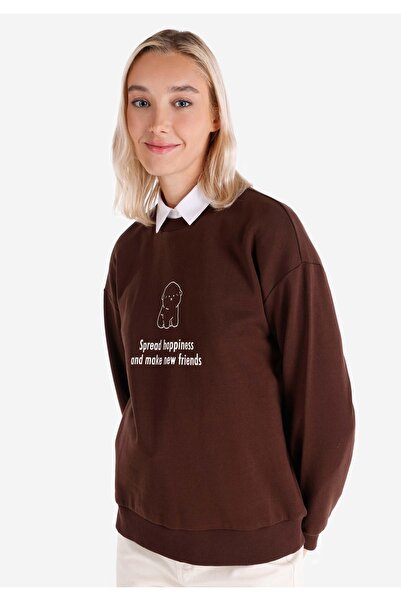 Colin's سويت شيرت نسائي بني ذو قصة عادية ورقبة دائرية وطباعة نصية