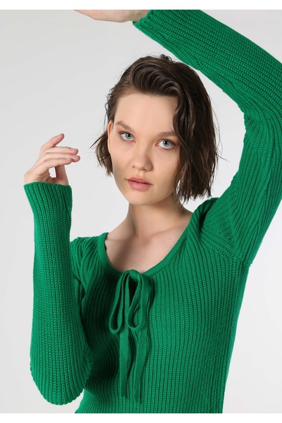Colin's Дамски зелен пуловер с U кройка