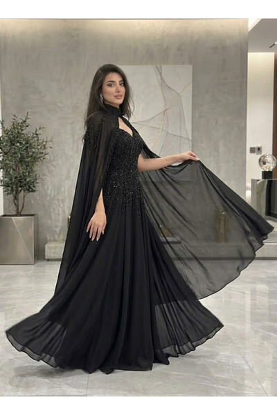 DVNA فستان سهرة دفنا باللون الأسود الساحر مطرز بالترتر مع كيب انسيابي