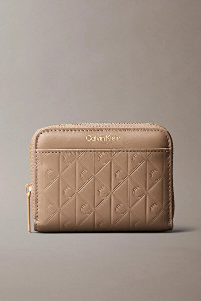 Calvin Klein محفظة نسائية من EMBLEM AOP مزودة بسحاب منقوش باللون البيج