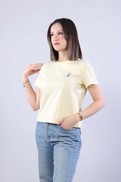 Mckanzie 10532 تيشيرت مطرز بزهور باريس على الصدر الأيسر