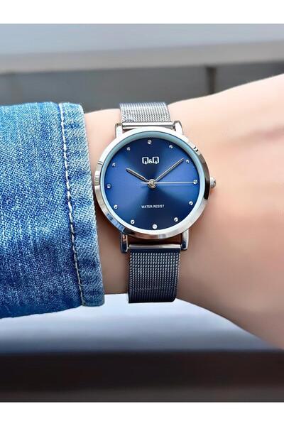 Q&Q ساعة يد نسائية بحبل من الخوص باللون الفضي وحجر الراين