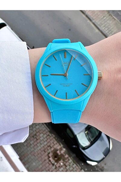 Q&Q ساعة يد رياضية للجنسين بسلك سيليكون أزرق فاتح - 10 بار مقاومة للماء