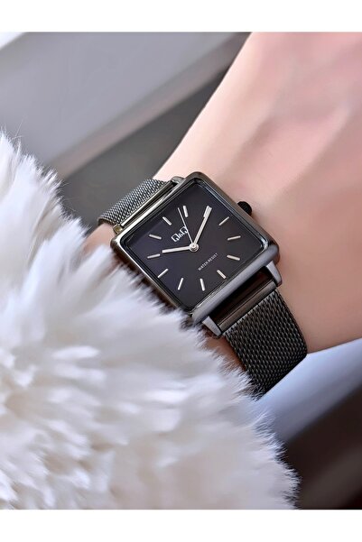 Q&Q ساعة يد نسائية مربعة الشكل باللون الأسود وحزام من القش