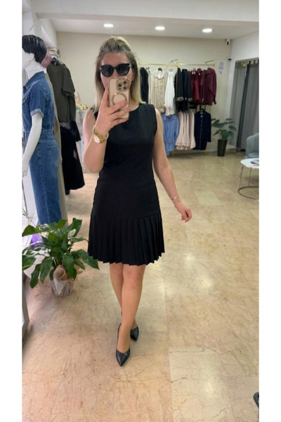 Marka Pileli Etekli Kolsuz Elbise