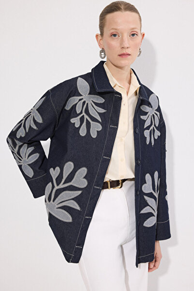 Touché Privé جاكيت دنيم مطرز ومزين بالتطريز مع حزام